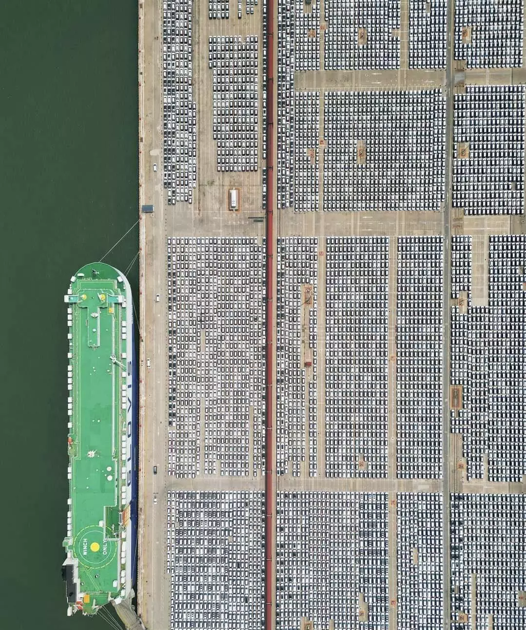 据说这是我国某港口等待出口的汽车……