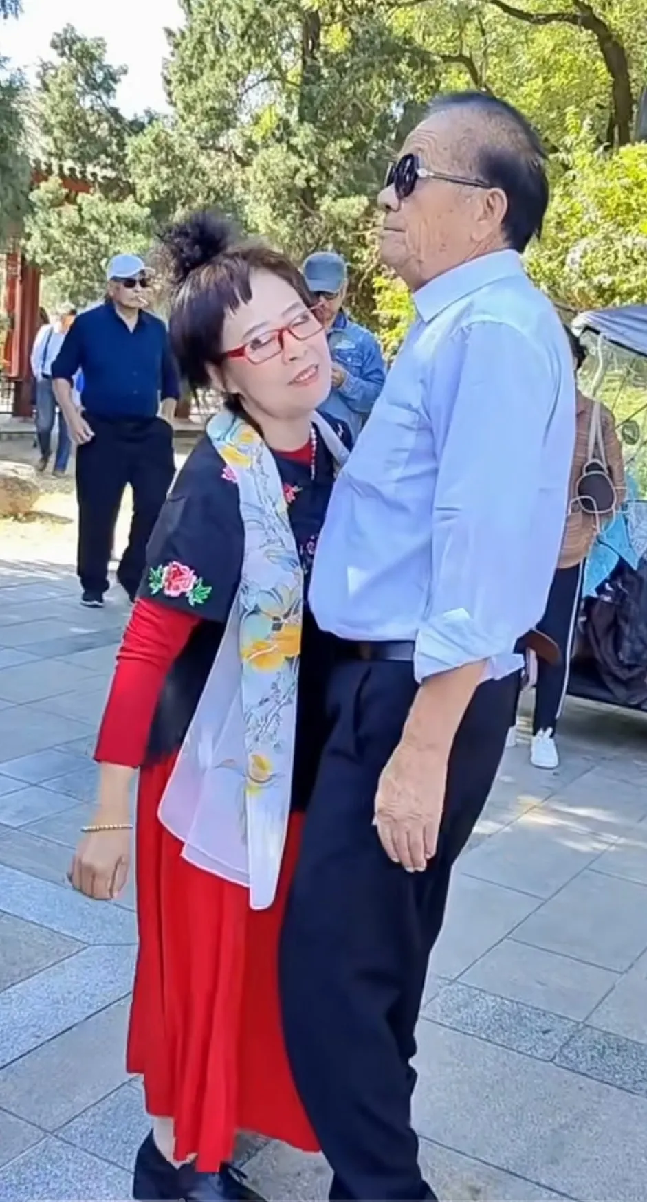这大妈跳舞，今天舞姿又变了，这个是交谊舞吗？
我就知道二人一起跳的应该是交谊舞。
