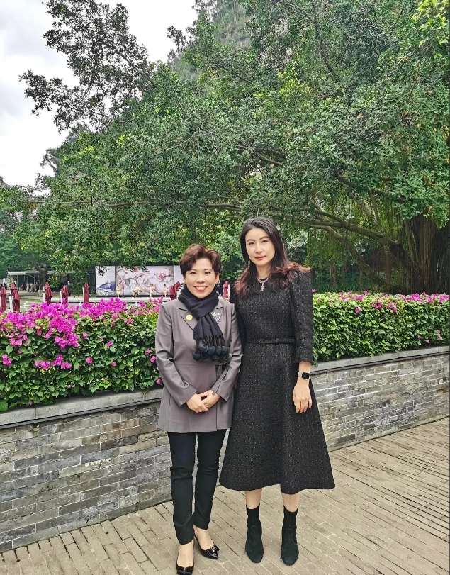 “乒坛大魔王”邓亚萍，近日亮相广州南沙，参加霍英东纪念馆开馆仪式！罕见与好朋友郭