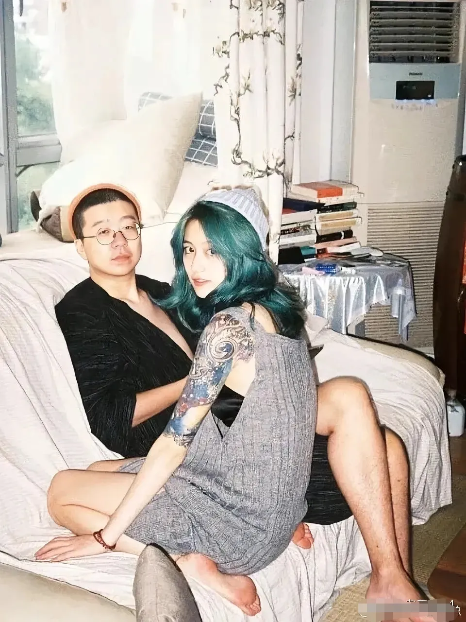 这是脱口秀的李诞，另一个女的是谁呀？