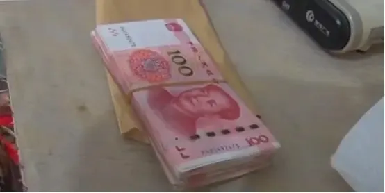 “离柜概不负责！”安徽铜陵，一男子到银行取钱，本想取4万元，不料柜员却多给了1万