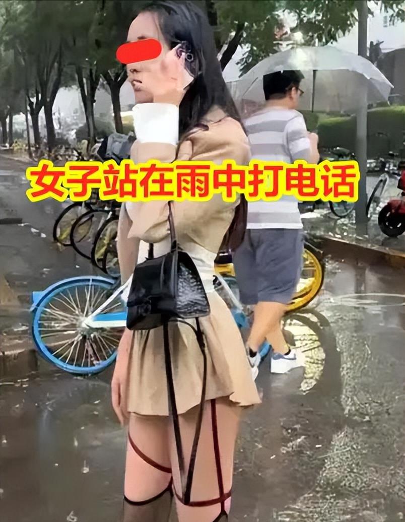 女子被男友赶下奔驰，淋着雨打电话求原谅，网友：不嫌弃就嫁我
在广东深圳，一名女子