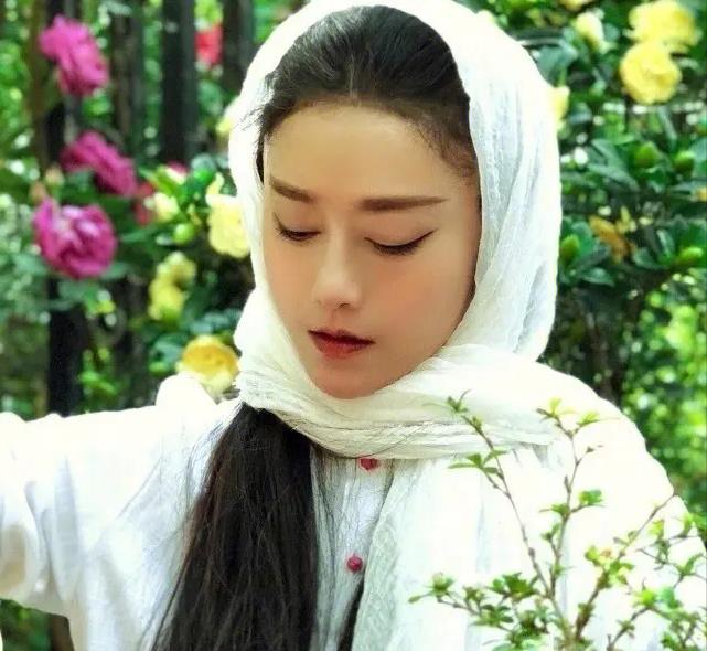 画家，杨丽梅，是舞蹈家杨丽萍的四妹，她说，大姐和富豪丈夫离婚，就因为不愿意离开云