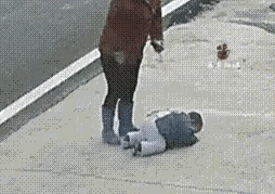 近日，网上流传的一段视频令人揪心。湖南衡阳，一位在外打工的妈妈通过监控，发现家中