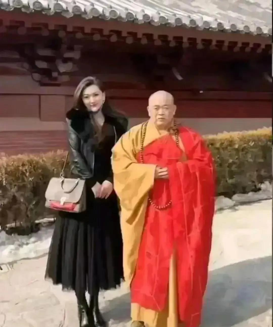 这张照片拍摄于2018年，广东省东莞市某娱乐城女老板，到河南省嵩山少林寺拜佛时和