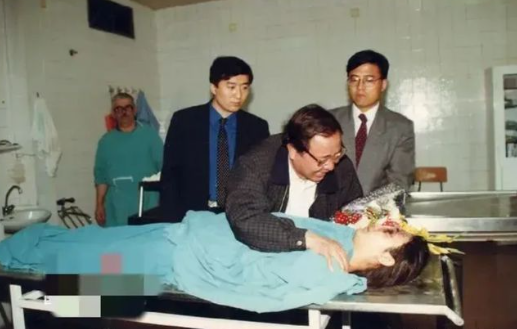 1999年，牺牲的记者朱颖，她已经没有了生命的体征，静静地躺在冰冷的手术台上
朱