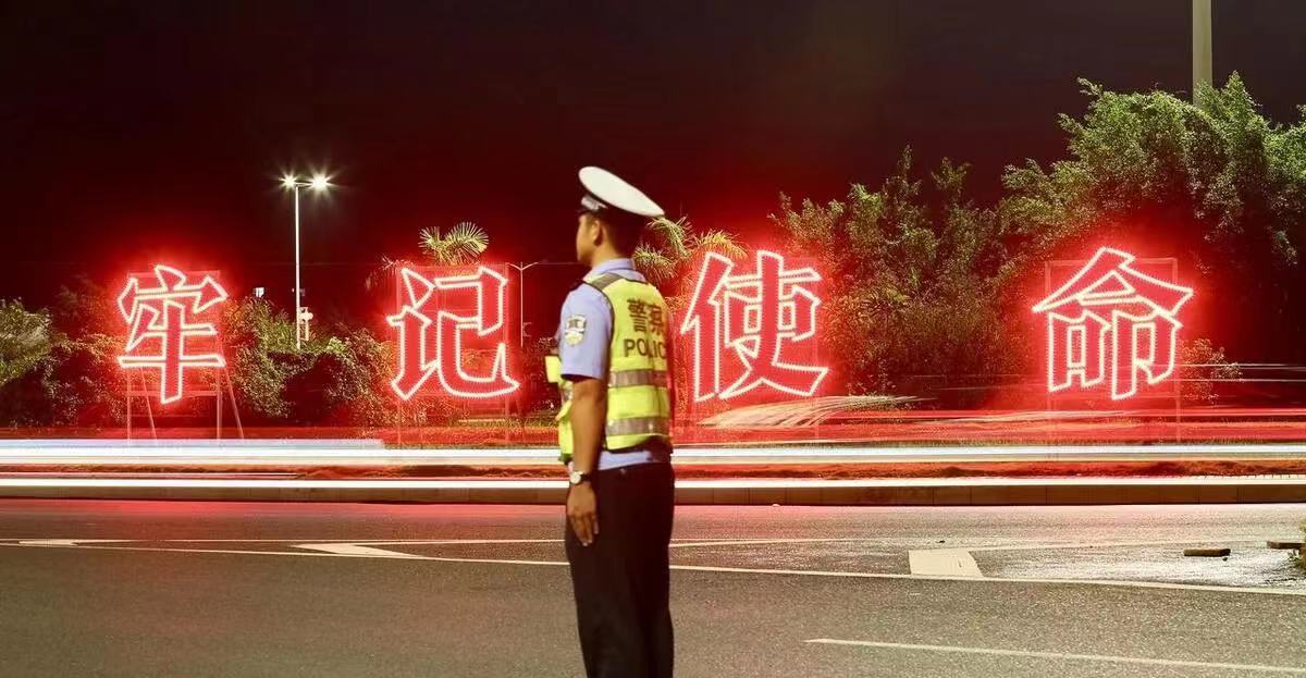 云南昆明，女子骑电动车闯红灯被交警罚50元，女子不肯交。交警决定扣她电动车。可女
