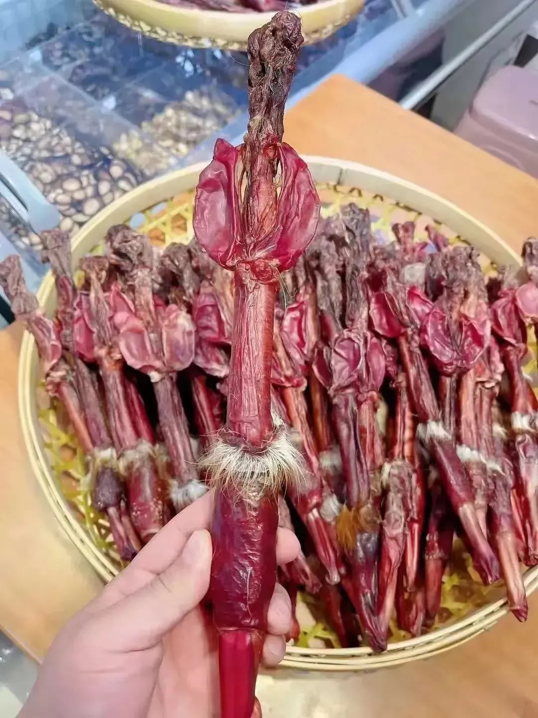 准备薄礼，去送给老丈人[大笑]
