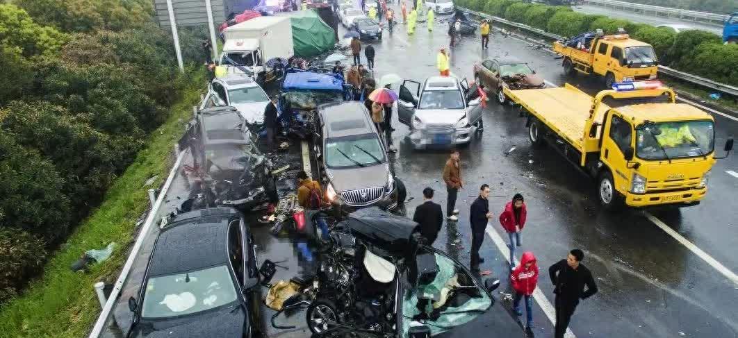 近日，河南高速发生了一起惨不忍睹的交通事故，导致50多辆车连环相撞。由于返乡高峰