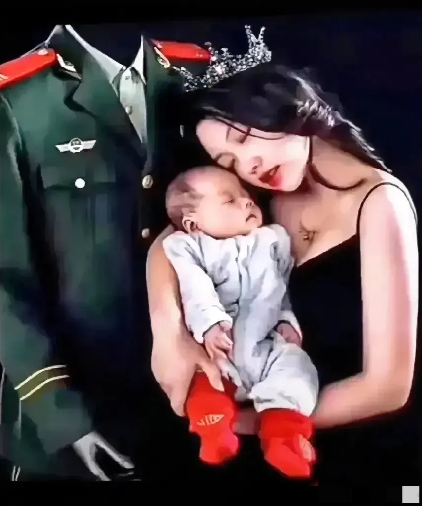 这真是一个令人动容的画面！吴海燕，这位年仅23岁的山东籍军嫂，紧紧抱着她刚刚出生