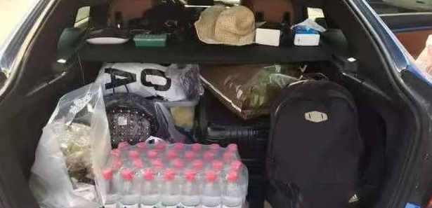 自驾游的杨先生被交警罚款200元并扣3分，原因是后备箱放了三箱矿泉水和各种零食，