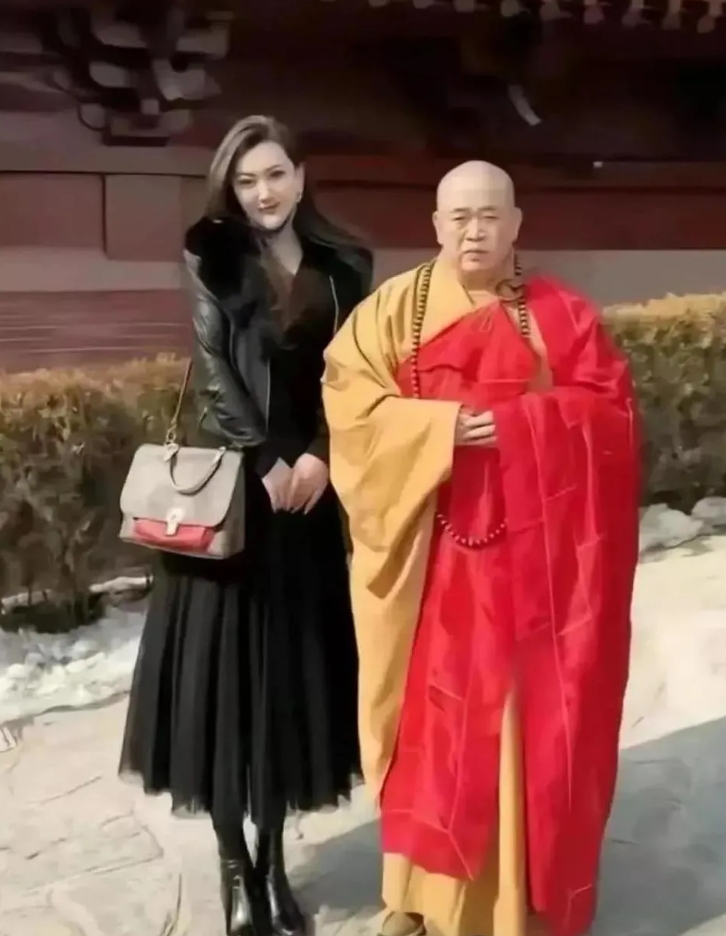 在少林寺名下，拥有15辆车，其中包括4辆进口车和11辆国产车。据了解，这些车辆主