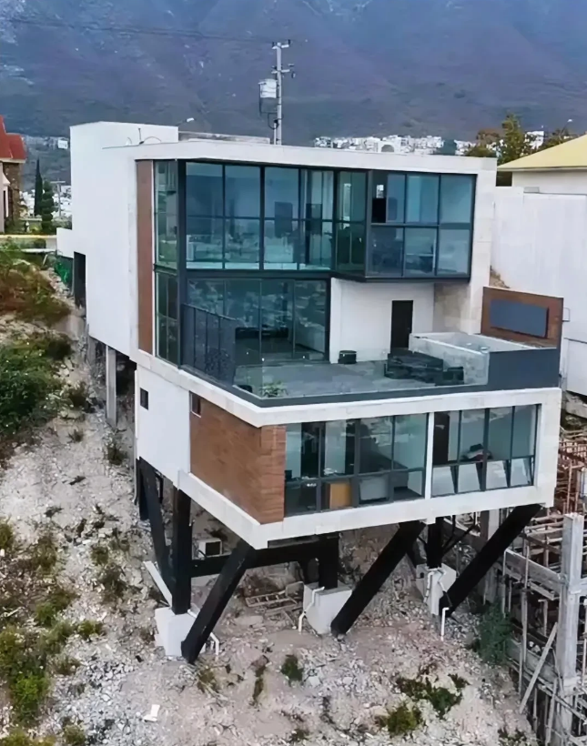 农田不准建房，没办法，就找村里批了一块山坡地，办好了手续，说干就干，挖桩，立柱子