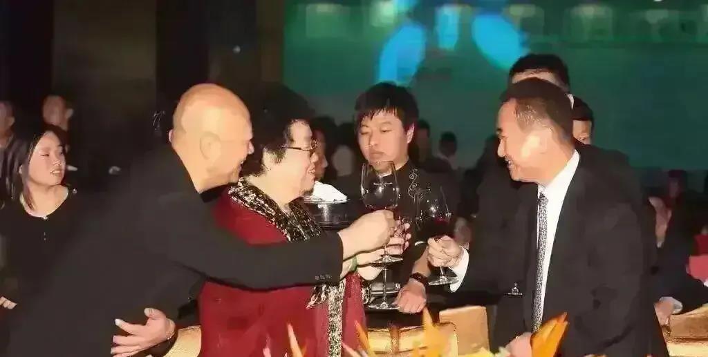 一次酒会中，王健林正与陈丽华碰杯时，一旁的迟重瑞按捺不住崇拜之情，也举杯过来说：