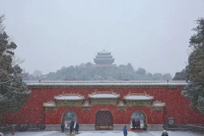 每年到了下雪的日子，作为赏雪圣地的故宫总是熙熙攘攘，人影与雪景交融成一片。在北京