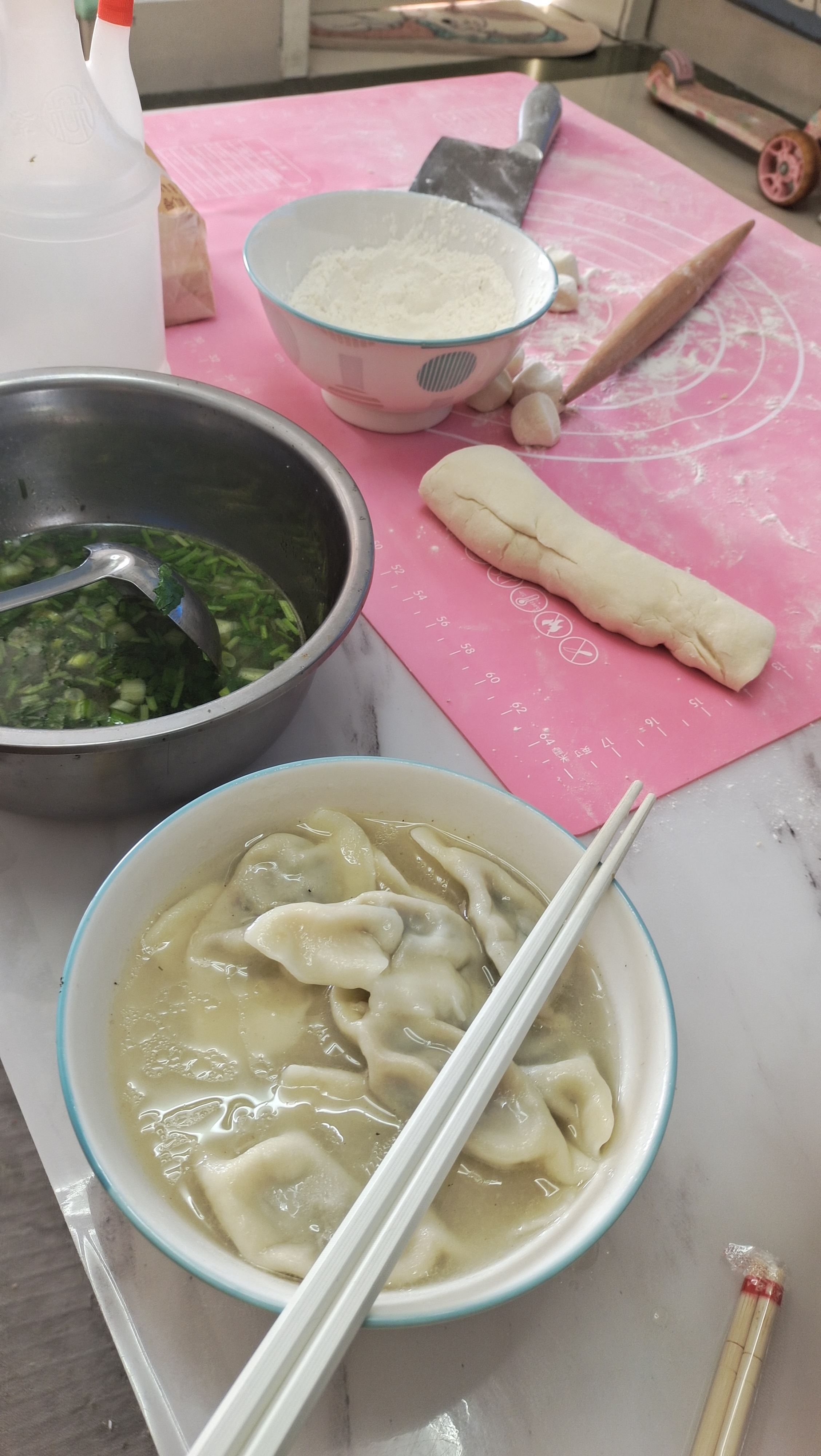 今天冬至，趁着婆婆身体好一点，老公上午没上班，我剁了羊肉馅包饺子。我第一次自己调