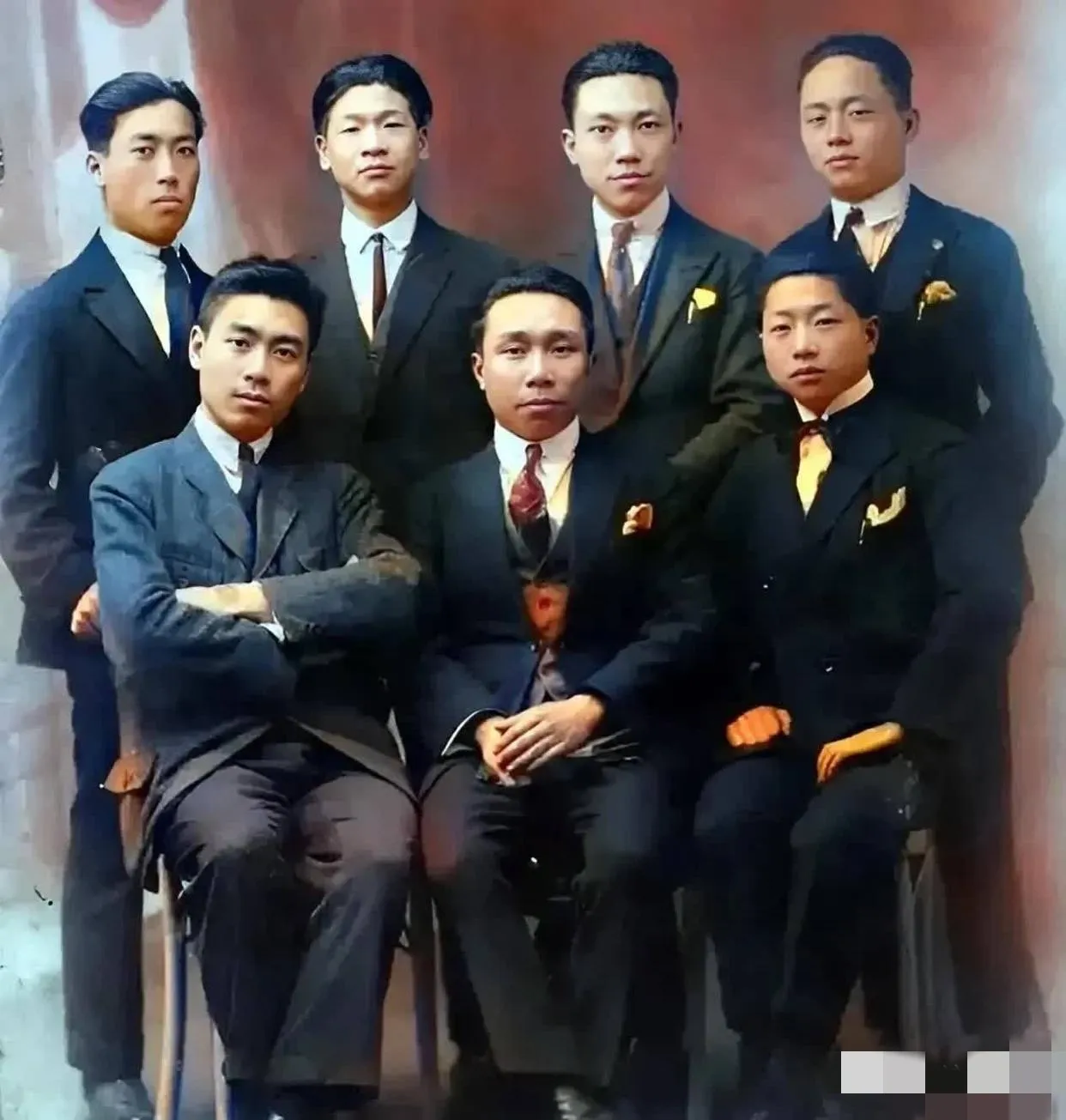 前排左起:周恩来、陈延年、陈公培；后排左起:张申府、陈乔年、赵世炎、蔡和森