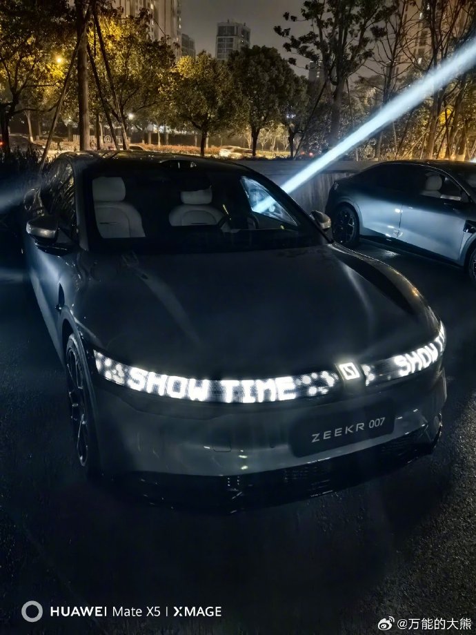 极氪这个车灯更夸张呀。。。  ​​​