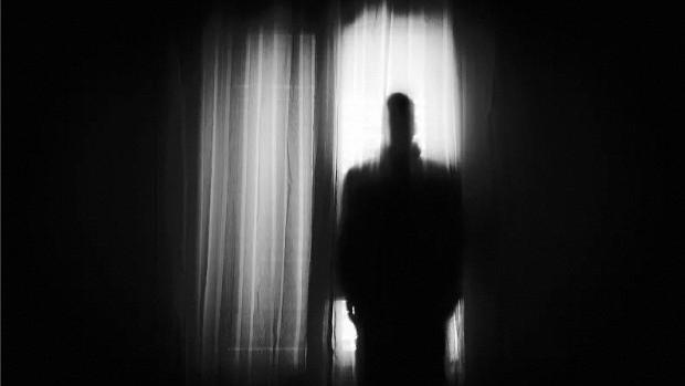 半夜对着镜子梳头，我被“替换”进了另一个时空，在那里，我的爸妈和姐姐，正对着我“吸血”......