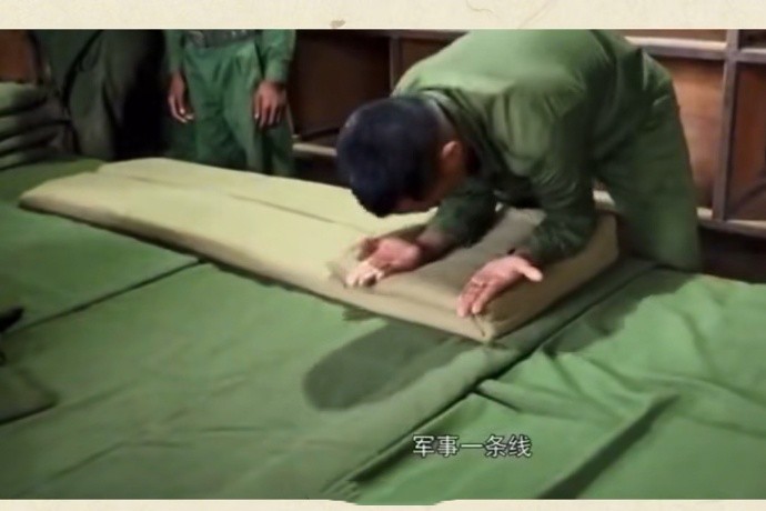 果敢同盟军这个内务瞅着挺眼熟，豆腐块叠被子，还有卫生流动红旗，牙杯整齐码放，倍感