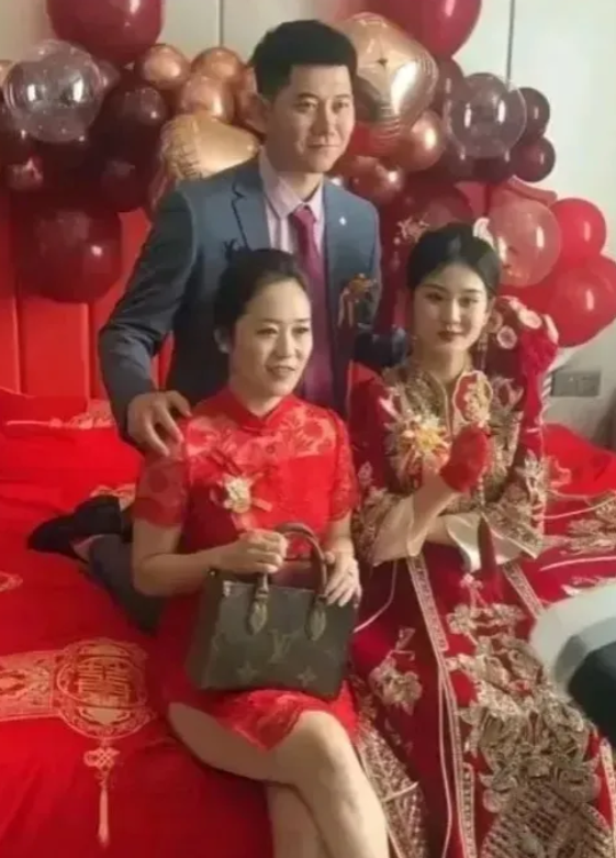 女儿结婚大喜，妈妈兴高采烈，身穿大红旗袍盛装出镜，请问哪里有问题？有人说这样的妈