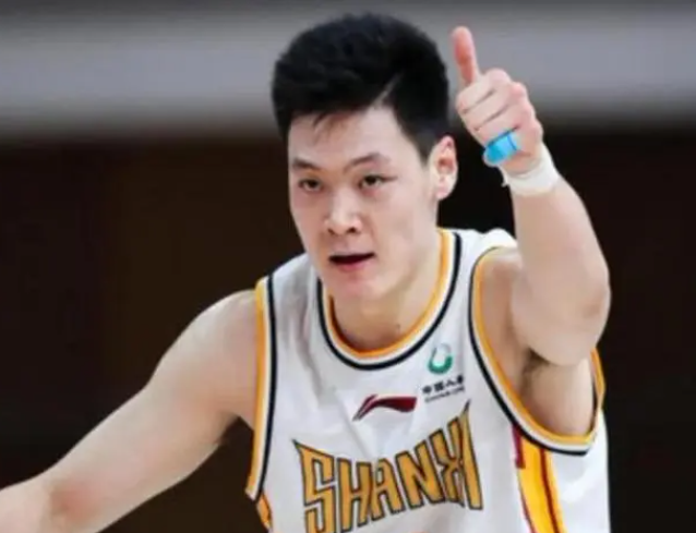 南京男篮25分狂胜山西，我发现了极品新4巨头！
1，刘东，身高209的中锋，10