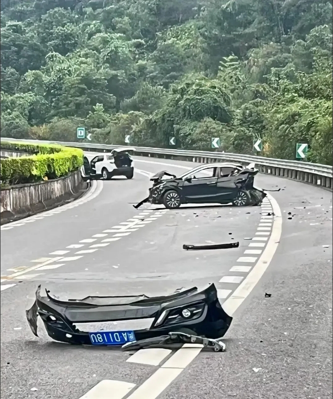 10月5号，高速上一辆黑色的车 自己撞护栏了 然后停在两条道中间  因为是在大转