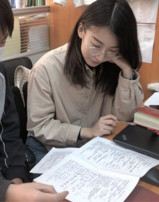 女老师被丈夫举报出轨16岁学生[what]
呃…她老公也是够狠的，把她手机的聊天