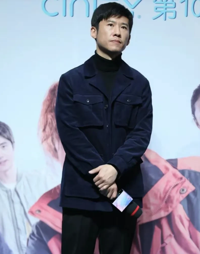 “滚下来，一个五线明星，好意思站台上耽误大家的时间吗？”

演员王骁带着《第二十