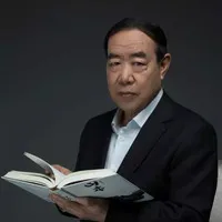 贾平凹先生说：女人离婚时认为自己是红酒，会有懂自己的来品；离婚了才发现自己是板蓝