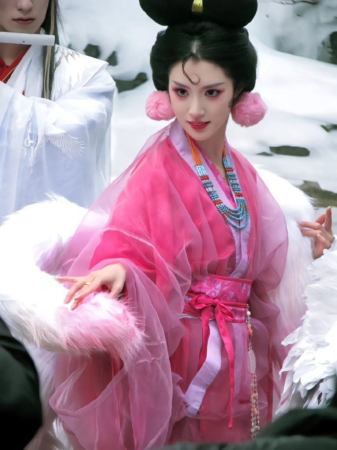真讽刺，没人觉得不公平吗？
人家一个女孩子穿得严严实实的，啥也没漏，而且那么冷的