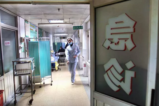 福建，一男子付不起1000块丧葬费，趁着晚上无人，含泪将因重病去世的母亲，装进麻