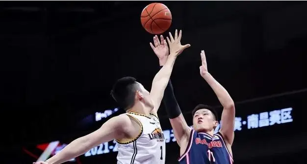 辽宁93:76广州，球虽然赢了，这三名球员的表现非常一般:
1、莫兰德，只拿到了