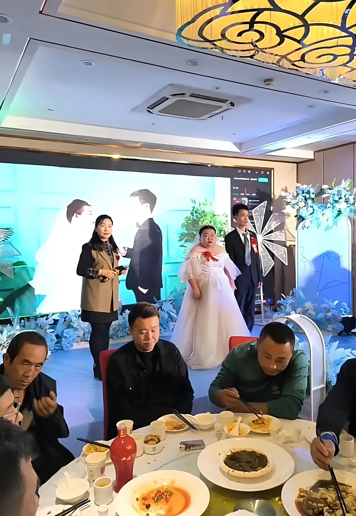 婚礼现场，令人窒息！愁眉苦脸，气氛尴尬！