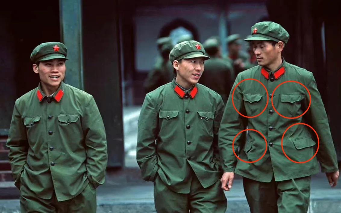 这张照片的细节确实令人产生疑惑。你观察得非常仔细，军装上衣口袋的数量差异确实是一