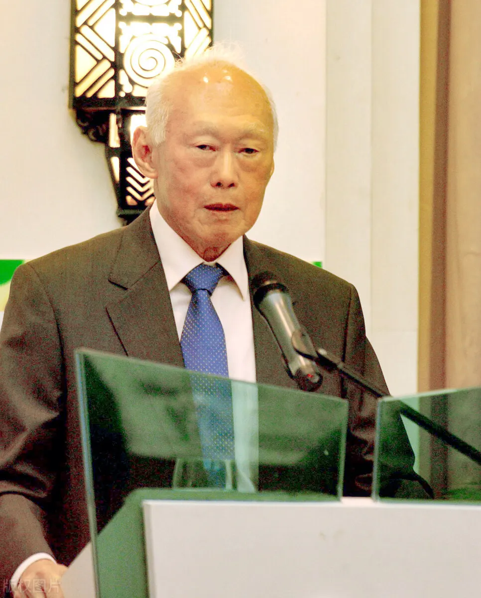 新加坡总理李光耀说：“反贪腐这个其实很容易，你一个官员拥有工资以外的巨额财富，这