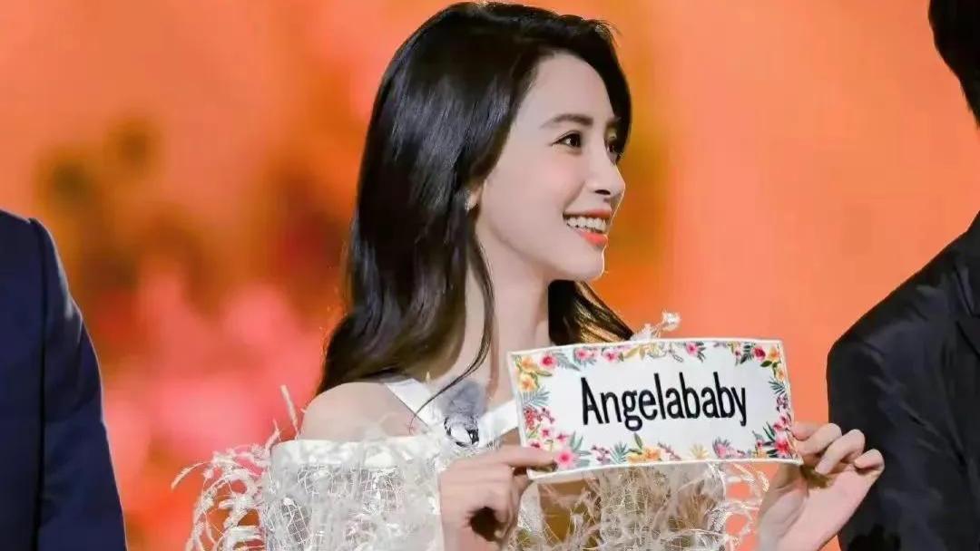 女神杨颖Baby：将难以驾驭的羽毛裙穿出了仙气，让人眼前一亮