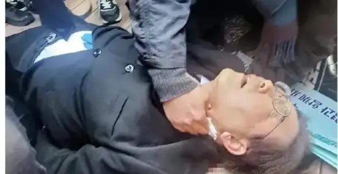 韩国那个李在明，就是在野党的头儿，去釜山搞活动，结果被一个老头儿给捅了一刀，差点