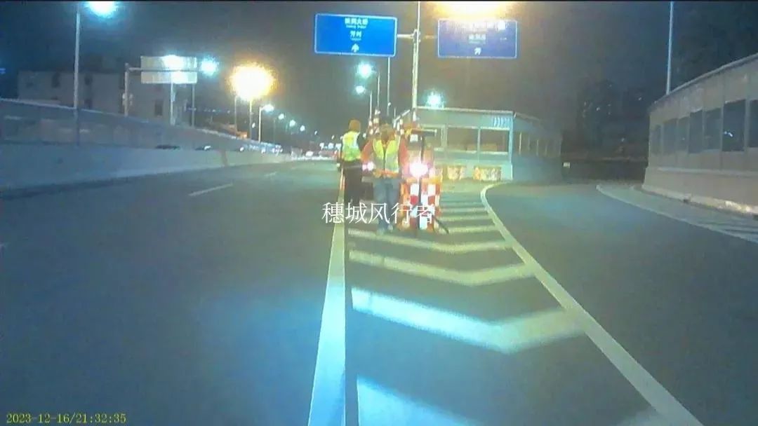 见证历史，鹤洞大桥划线非机动车道。
 
自昨天开始限行电动自行车后，来往芳村与海