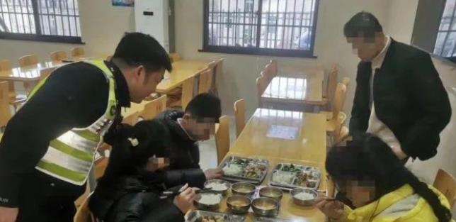 他把妻子儿女丢在建德服务区开车走了！夫妻俩一路开车一路吵，又是为了这个原因
大年