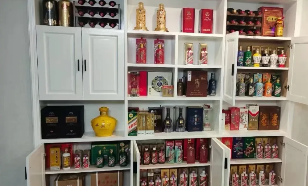 亲家是北京的领导，家里有套小别墅，女儿谈了六年，订婚时拿了一箱白酒，我还以为是五