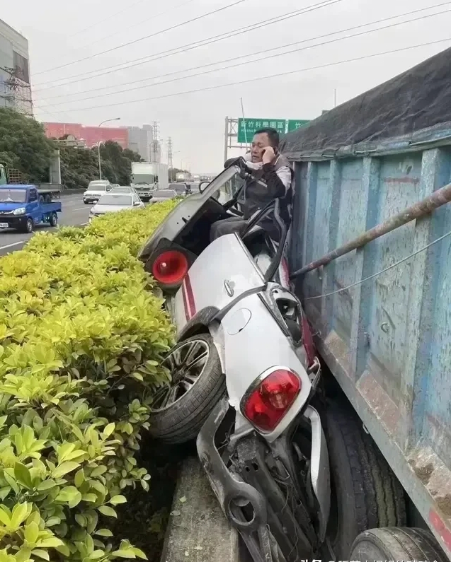 这种车祸还能悠然自得爬出来真的是命硬，上辈子应该是拯救了世界。这种情况下，竟然还