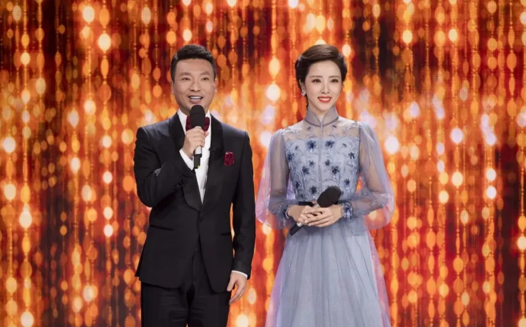 李思思的真实生活状态:
1、86年的她今年已经是37岁了。
2、央视十大最美女主