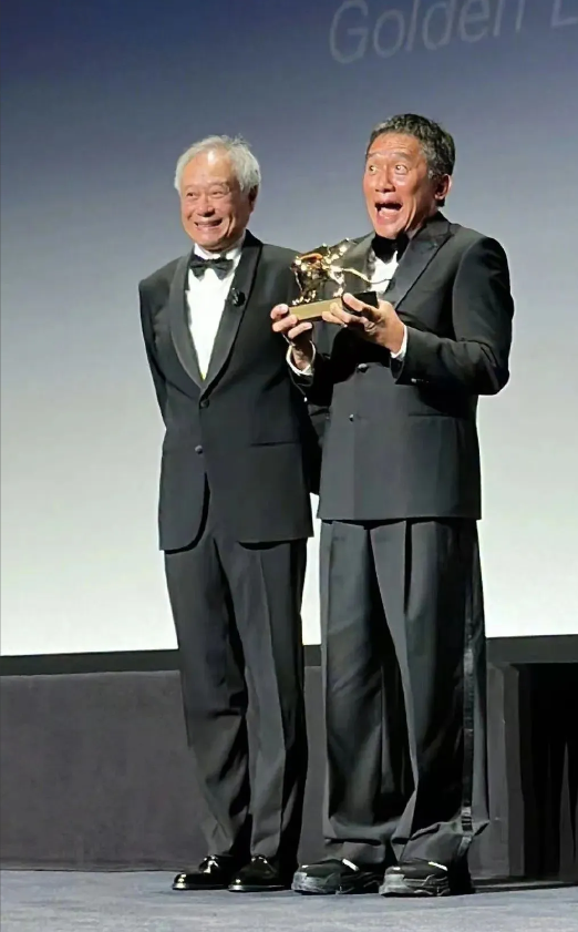 很好奇一个极度社恐的人，能在演员行业混得风生水起的……典型的一到国外就社牛，回到