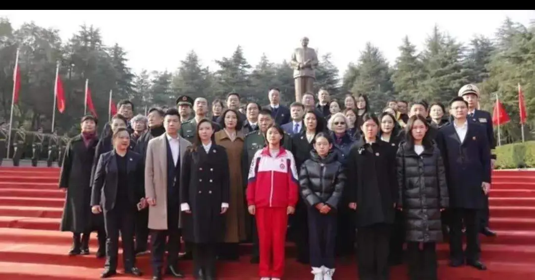 这一大家子人的生活方式颇为特殊
他们从未侵吞过国有资产、也未将财产转移到国外。他