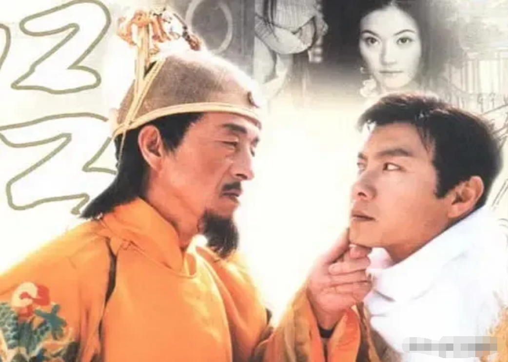 为什么张卫健演的古装剧，没有一部戴古人假发头套？都是现代发型呢？
首先张卫健因为
