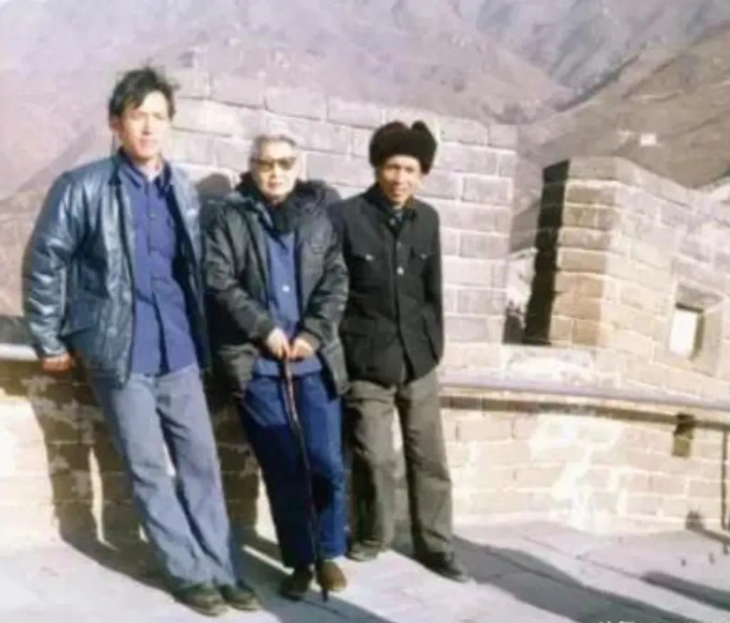 这张照片现在看起来实在有些魔幻，母亲是部级大员，儿子是一脸沧桑的农民，孙子一副农