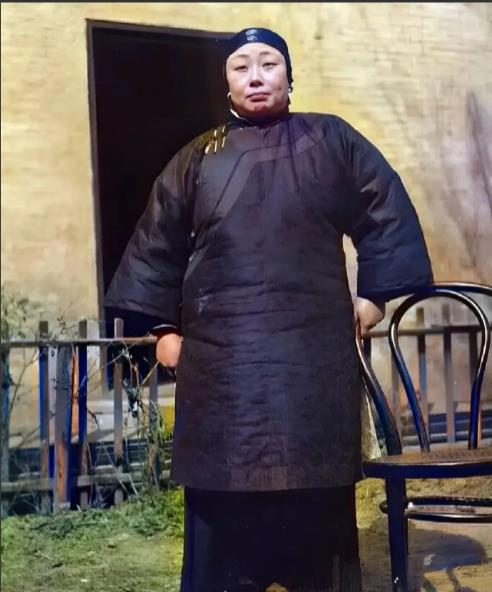 这是照片拍摄于1940年，画面中的女人是一名地主婆，当时，一名外国记者提议免费给