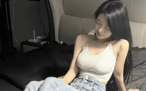 老公一家把我赶出家门，却眼红我直播卖货赚了大钱，他有样学样，却学进了局子里