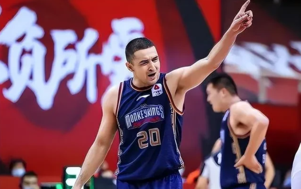 一心二用的西热力江终于等来了下课？！
1、西热力江本身自己打球就不怎么样，只是一